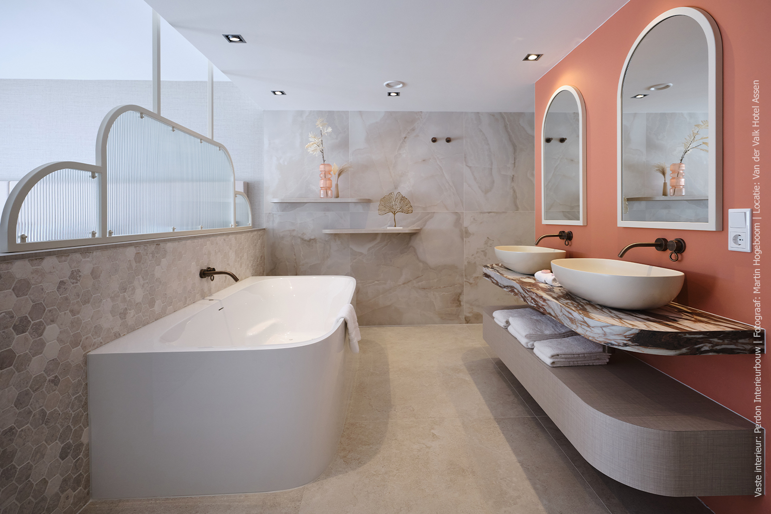 Hotelkamer met een wastafelblad in marmerdecor D045 Fiocco.