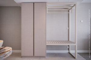Kledingkast in textielachtig decor FC31 Alpaca, met een matte, lichte beige vezelstructuur.
