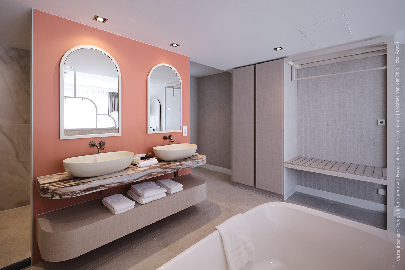 Hotelkamer met een wastafelblad in marmerdecor D045 Fiocco en een kledingkast in textielachtig decor FC31 Alpaca.