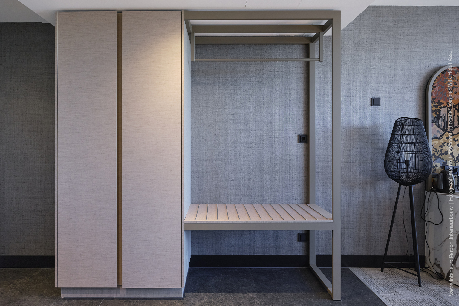 Hotelkamer met maatwerk kast, uitgevoerd in de textiel structuur FD32 Alpaca
