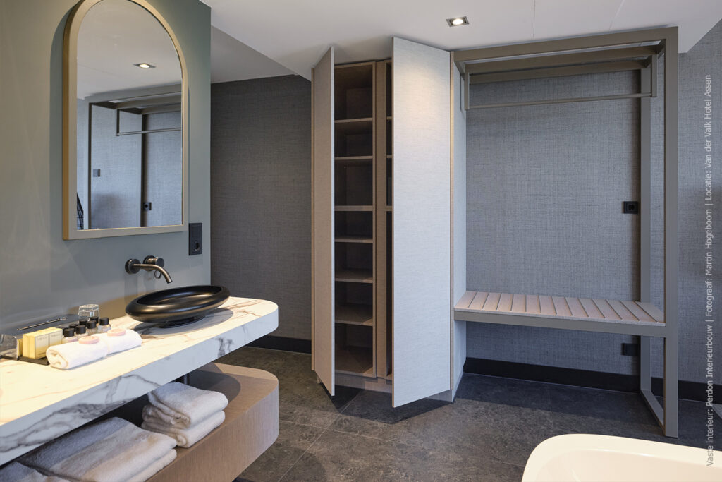 Hotelkamer met maatwerk kast in textieldecor FD32 Alpaca en een badkamermeubel uitgevoerd in de FD32 Alpaca en marmer decor FB38 Talco.