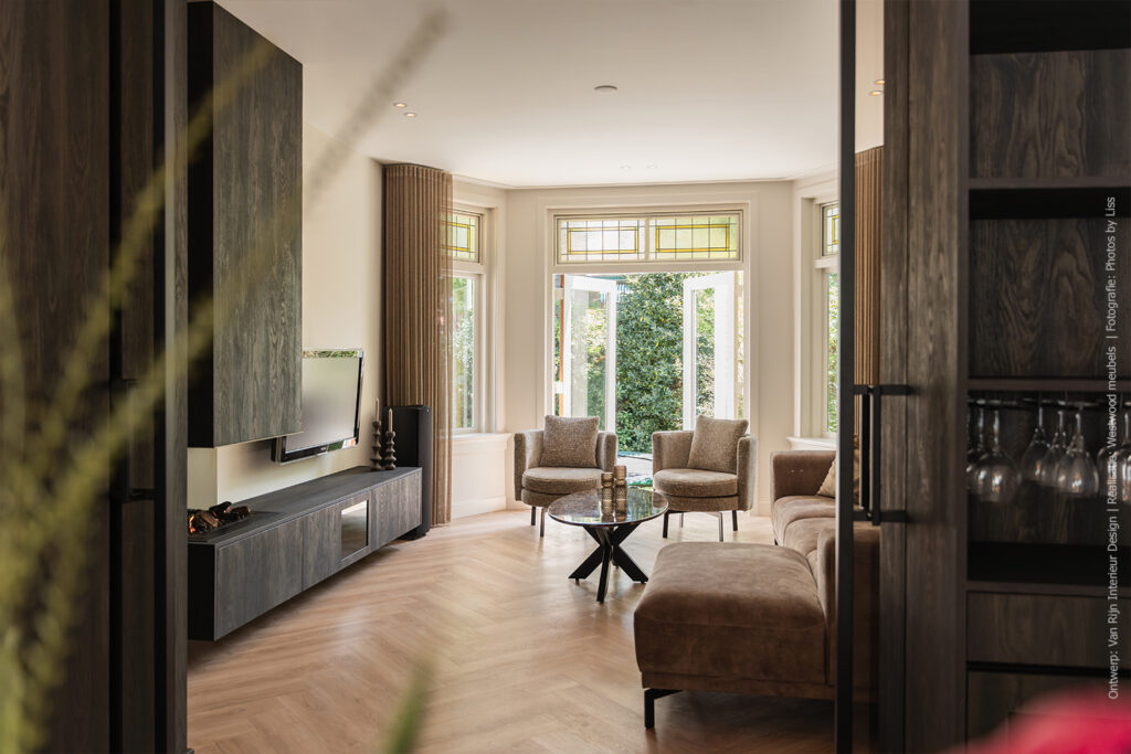 Wandmeubel met ingebouwde haard en wandtelevisie in donker houtdecor S171 Bruciato, dat doet denken aan verbrand hout.