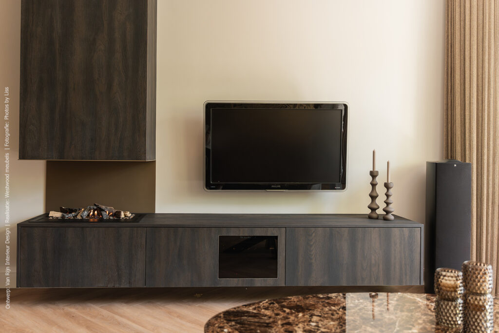 Wandmeubel met ingebouwde haard en wandtelevisie in donker houtdecor S171 Bruciato, dat doet denken aan verbrand hout.