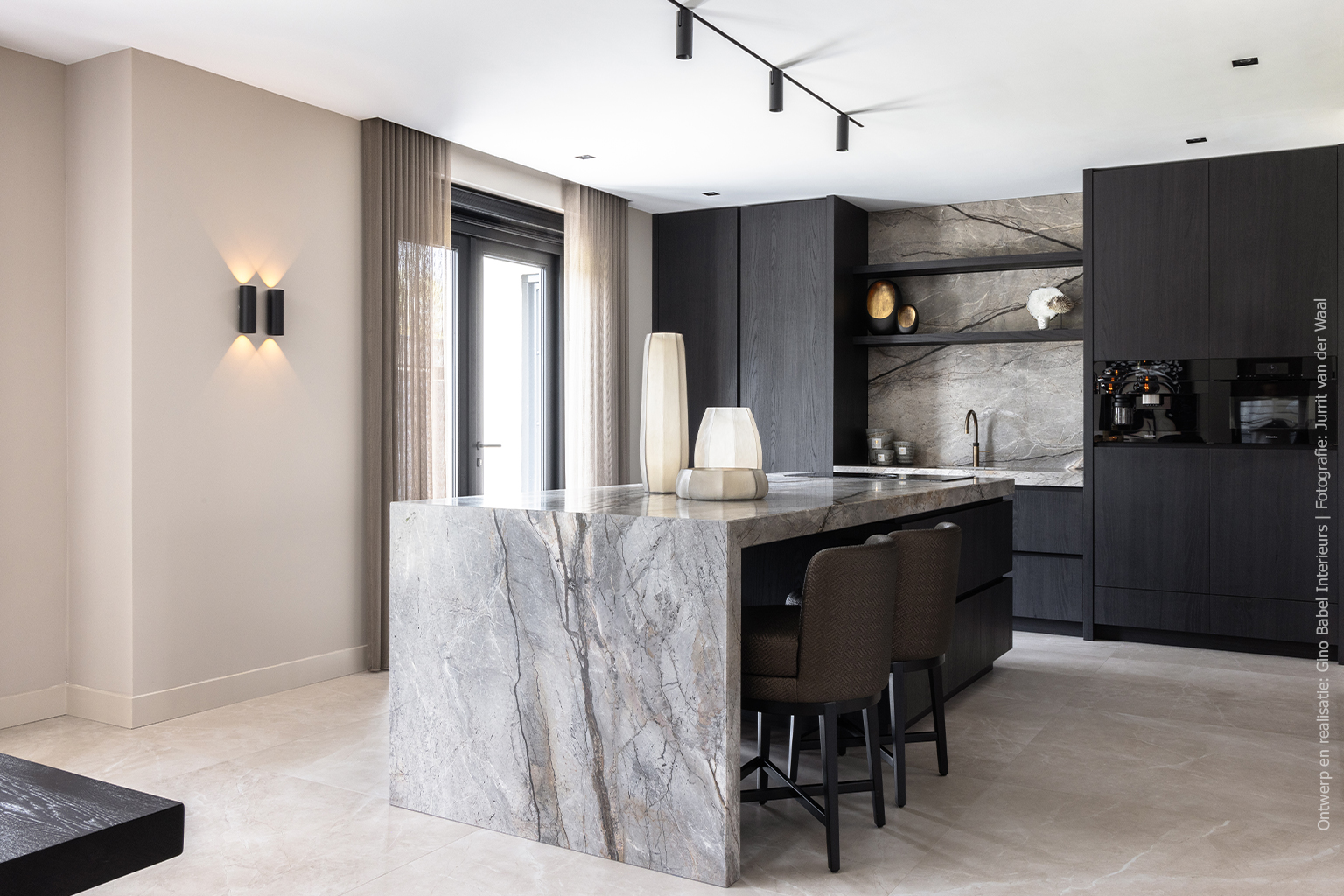 Een tijdloos keukendesign, gedragen door warm zwart