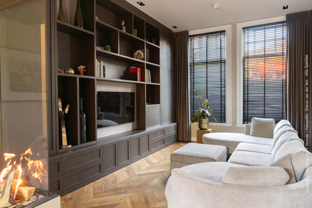 Maatwerkkast uitgevoerd in het donkerbruine decor S181 Sbalzo, met een geometrische, driedimensionale houtstructuur.