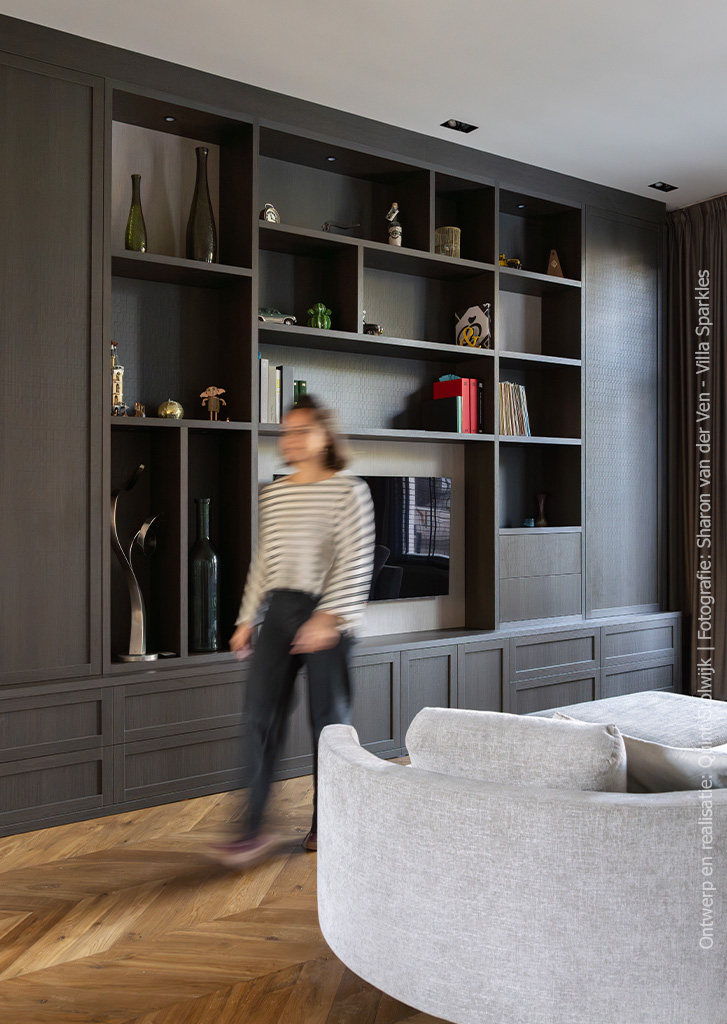 Maatwerkkast uitgevoerd in het donkerbruine decor S181 Sbalzo, met een geometrische, driedimensionale houtstructuur.