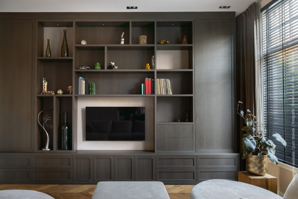 Maatwerkkast uitgevoerd in het donkerbruine decor S181 Sbalzo, met een geometrische, driedimensionale houtstructuur.