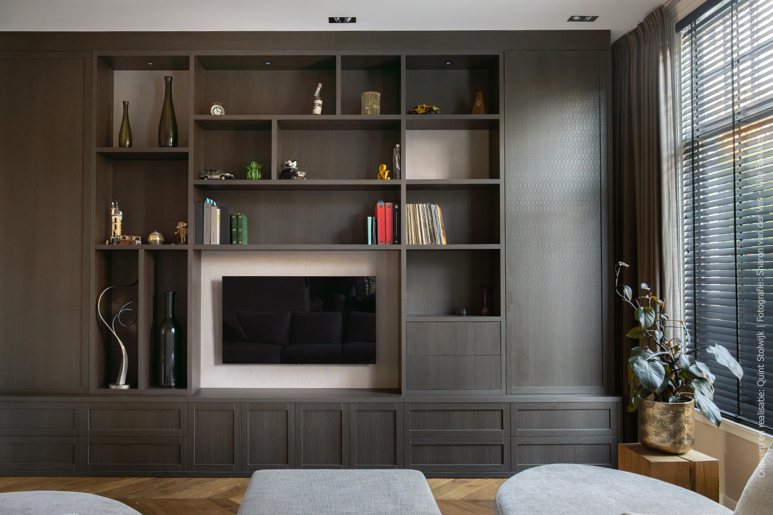 Maatwerkkast uitgevoerd in het donkerbruine decor S181 Sbalzo, met een geometrische, driedimensionale houtstructuur.