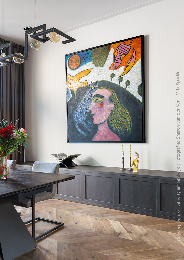 Laag dressoir in de woonkamer, uitgevoerd in donkerbruin S181 Sbalzo van Cleaf met geometrische houtstructuur.