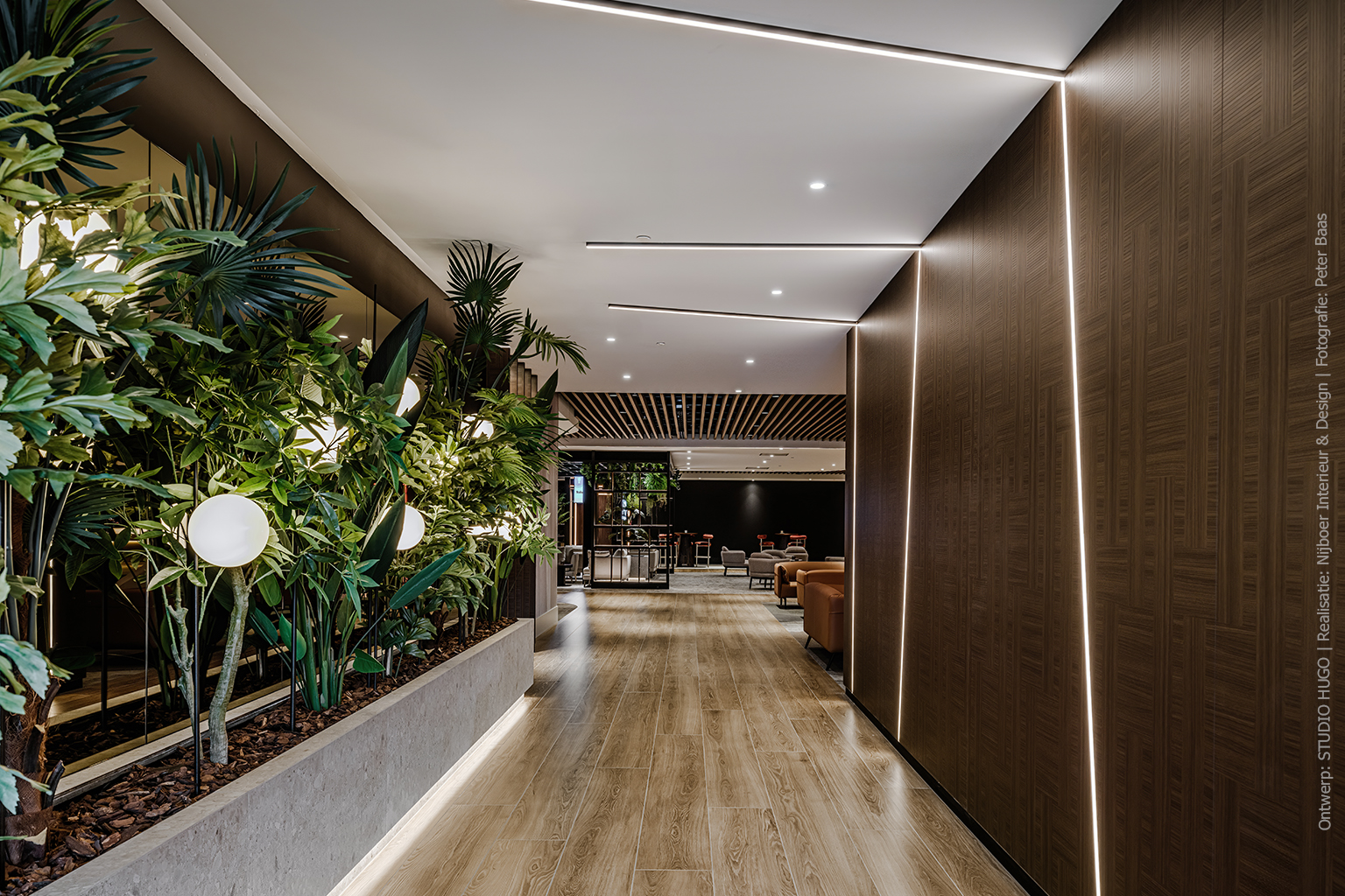 Wandafwerking met warmbruin geometrisch houtdecor S192 Jiometori