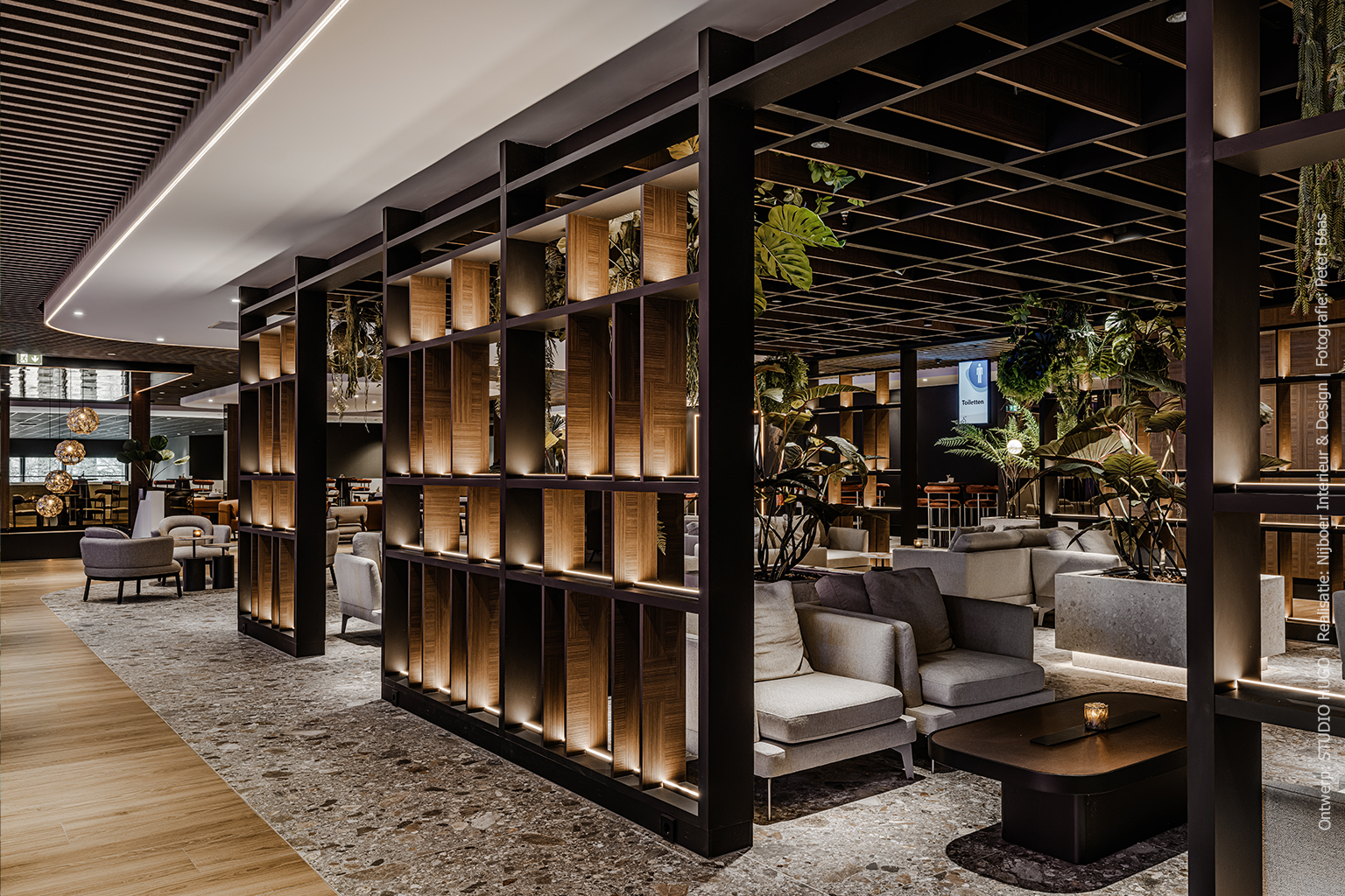 Raadszaal met werktafels, kasten en bankjes in warm bruin houtdecor S156 Fronda van Cleaf.