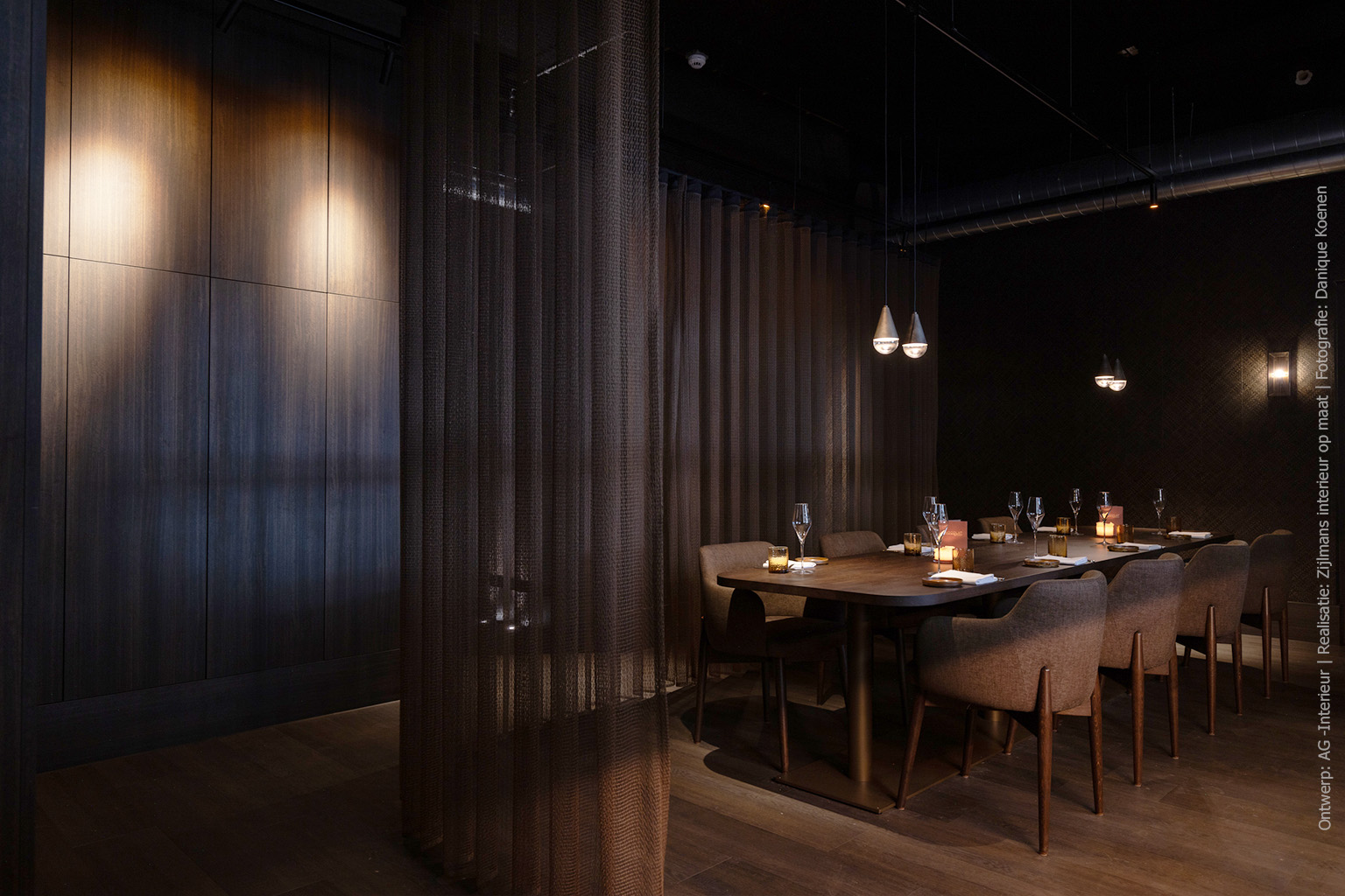 Wandafwerking in decor LR29 Sablé: donkerbruin gezandstraald hout met matte, stroeve structuur.