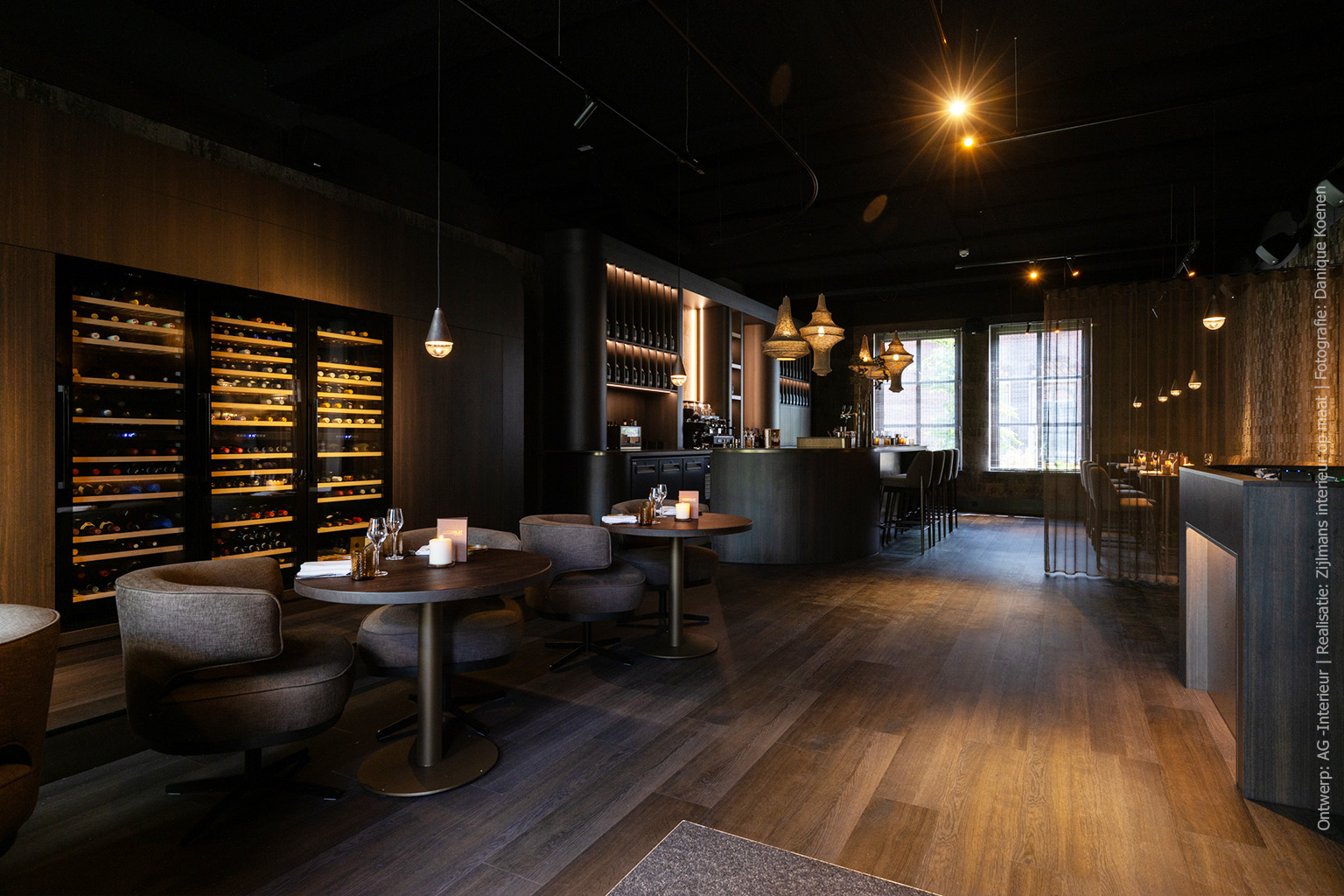 Wandafwerking in decor LR29 Sablé: donkerbruin gezandstraald hout met matte, stroeve structuur.