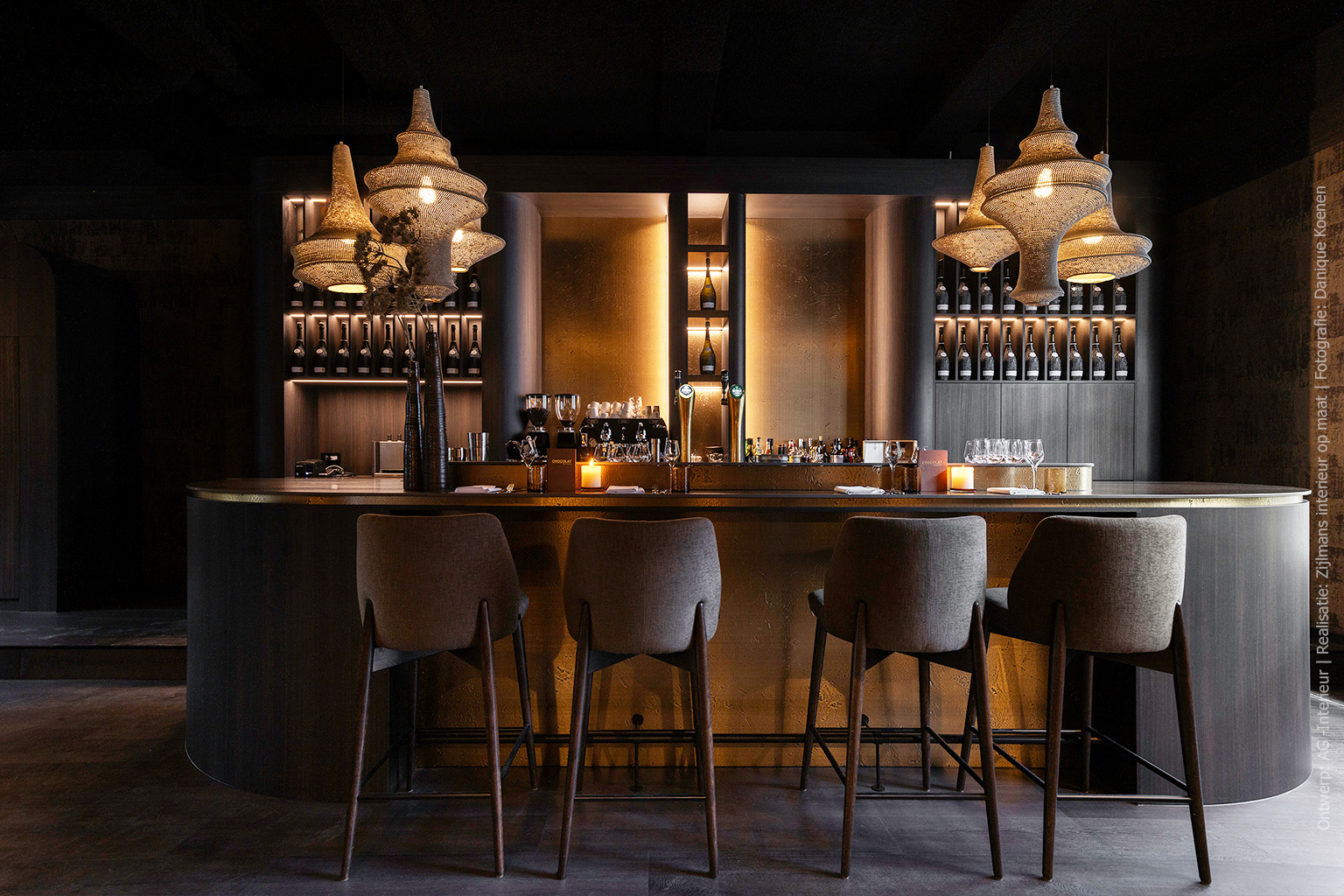 Bar in decor LR29 Sablé: donkerbruin gezandstraald hout met matte, stroeve structuur.