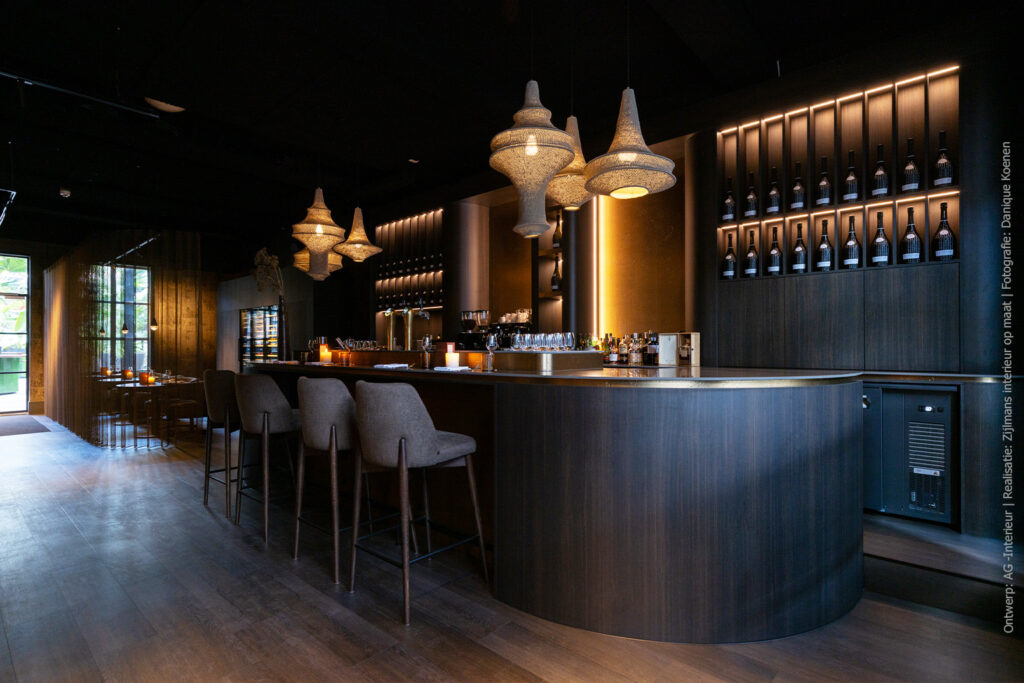 Bar in decor LR29 Sablé: donkerbruin gezandstraald hout met matte, stroeve structuur.