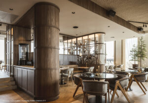 Maatwerk in hotel, uitgevoerd in LS13 Poro Noce, een warm lichtbruin walnootdecor met levendige nerftekening.