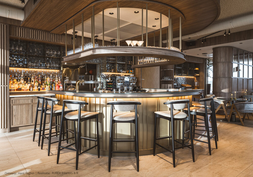 Maatwerk bar in hotel, uitgevoerd in LS13 Poro Noce, een warm lichtbruin walnootdecor met levendige nerftekening.