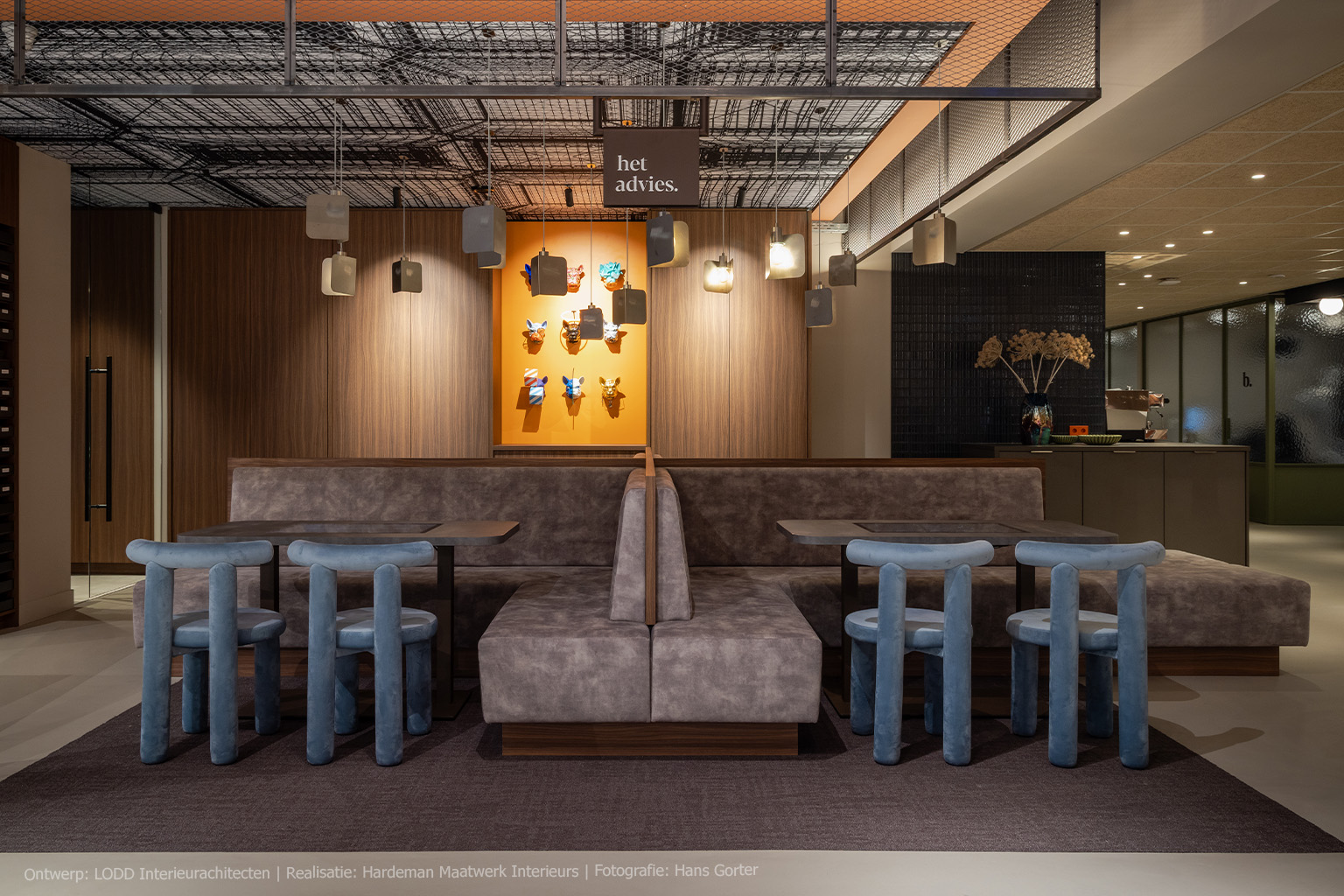 Optiekinterieur met wandmeubels in LS47 Poro Noce, een warmbruin kwartiers gezaagd walnootdecor met verticale nerf.