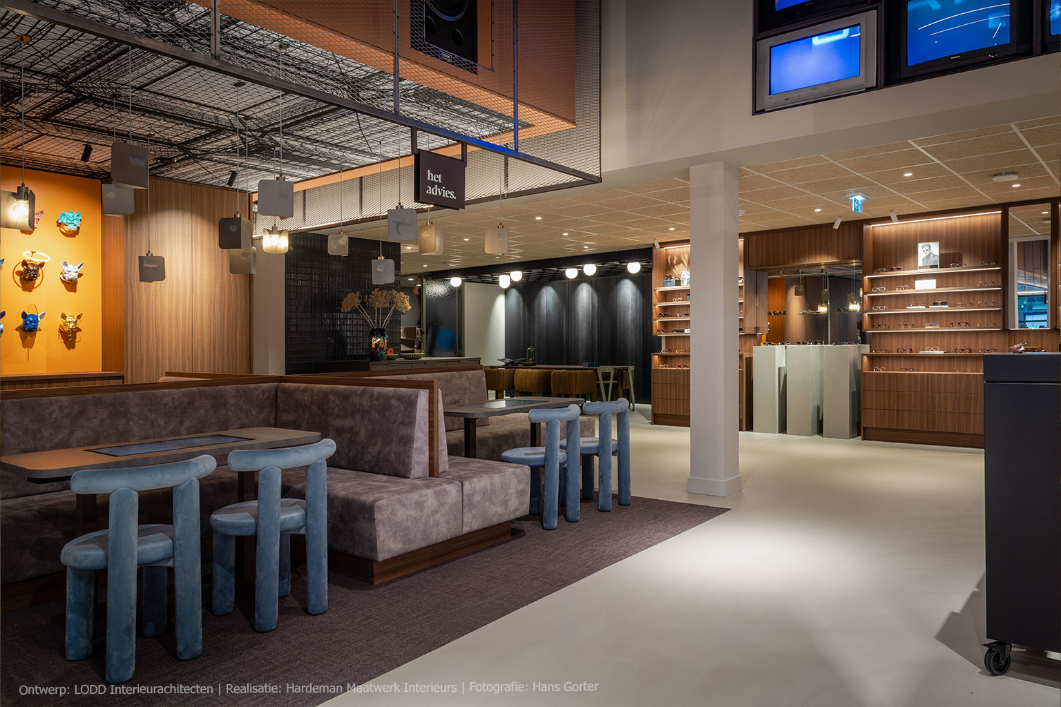 Optiekinterieur met wandmeubels in LS47 Poro Noce, een warmbruin kwartiers gezaagd walnootdecor met verticale nerf.