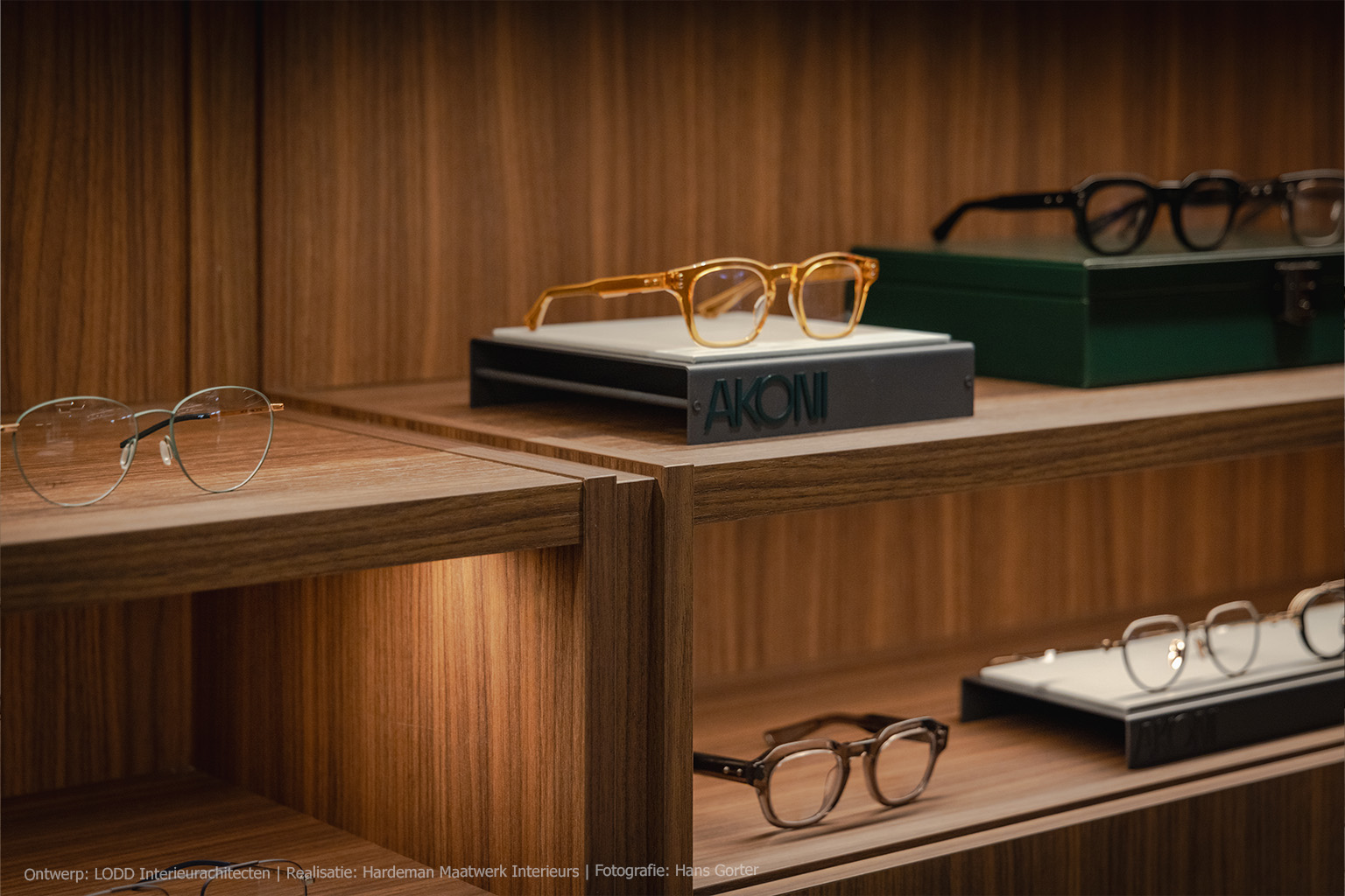 Detailfoto van wandmeubel in LS47 Poro Noce, een warmbruin kwartiers gezaagd walnootdecor met verticale nerf.