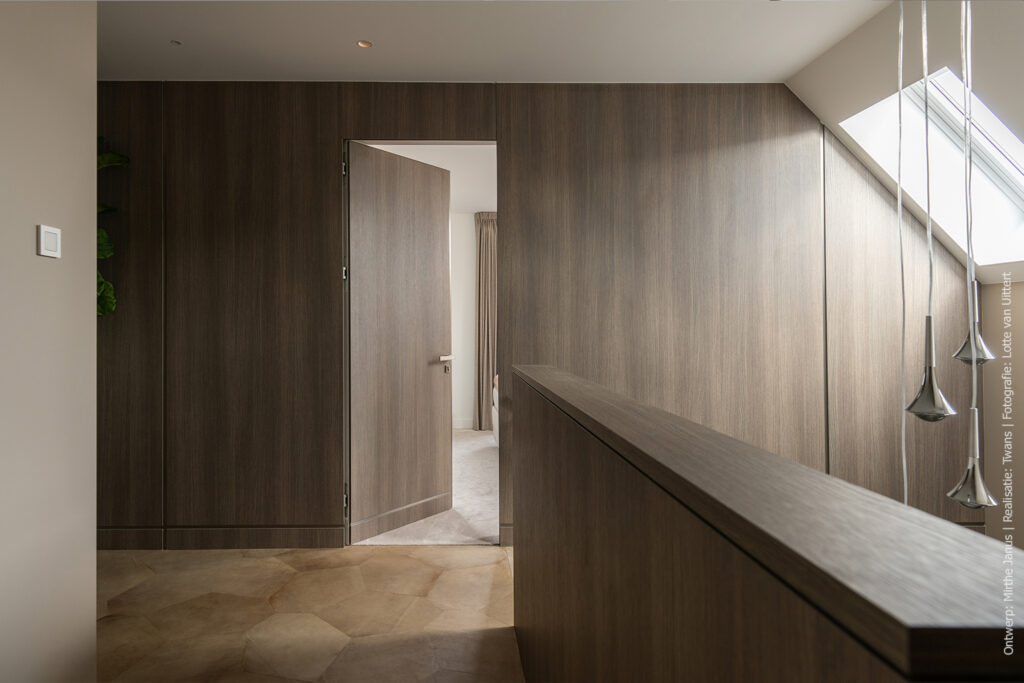 Wandafwerking in S184 Quercia van Cleaf met vergrijsde eikenstructuur en zandkleurige basis.