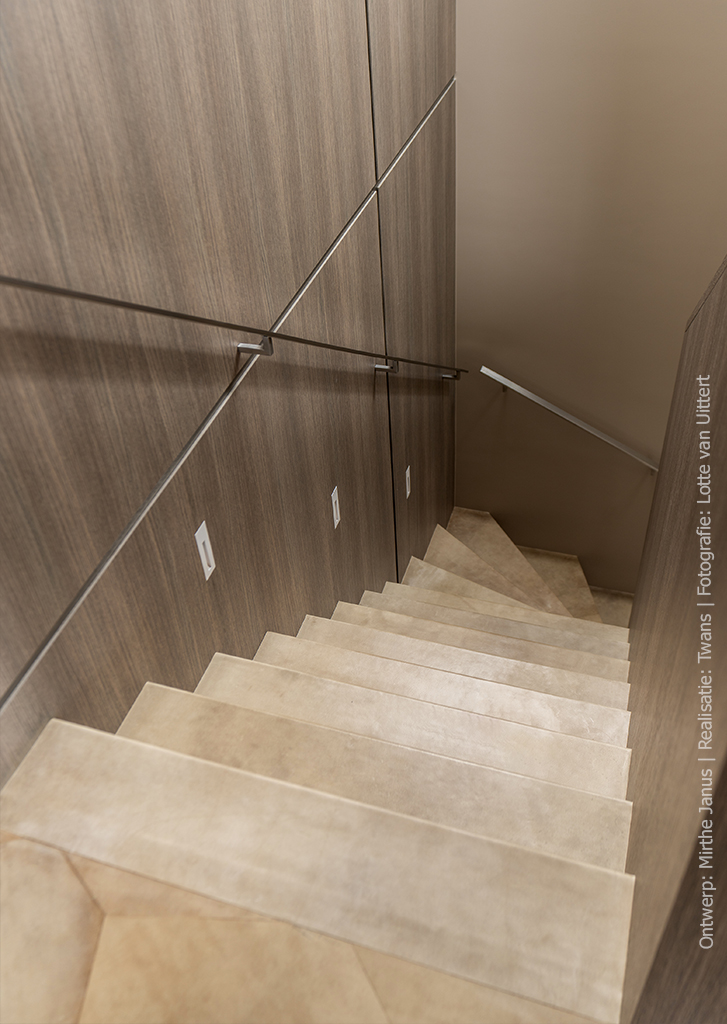 Wandafwerking in S184 Quercia van Cleaf met vergrijsde eikenstructuur en zandkleurige basis.