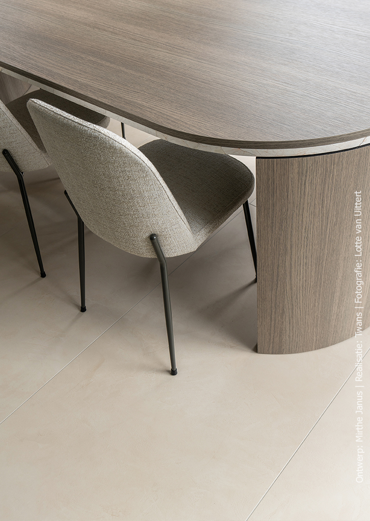 Detailfoto van kookeiland in S184 Quercia met vergrijsde eikenstructuur en zandkleurige basis.