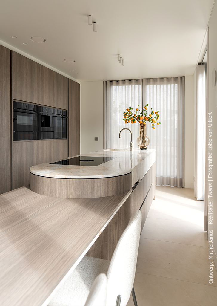 Keuken in S184 Quercia met vergrijsde eikenstructuur en zandkleurige basis.