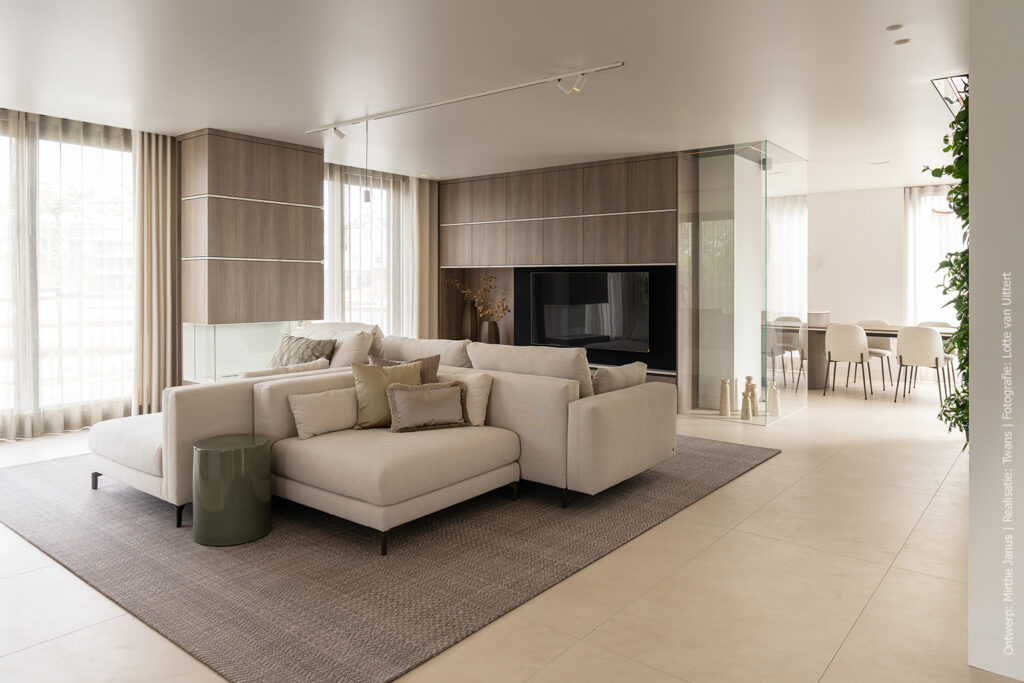 Maatwerk woonkamer in S184 Quercia met vergrijsde eikenstructuur en zandkleurige basis.