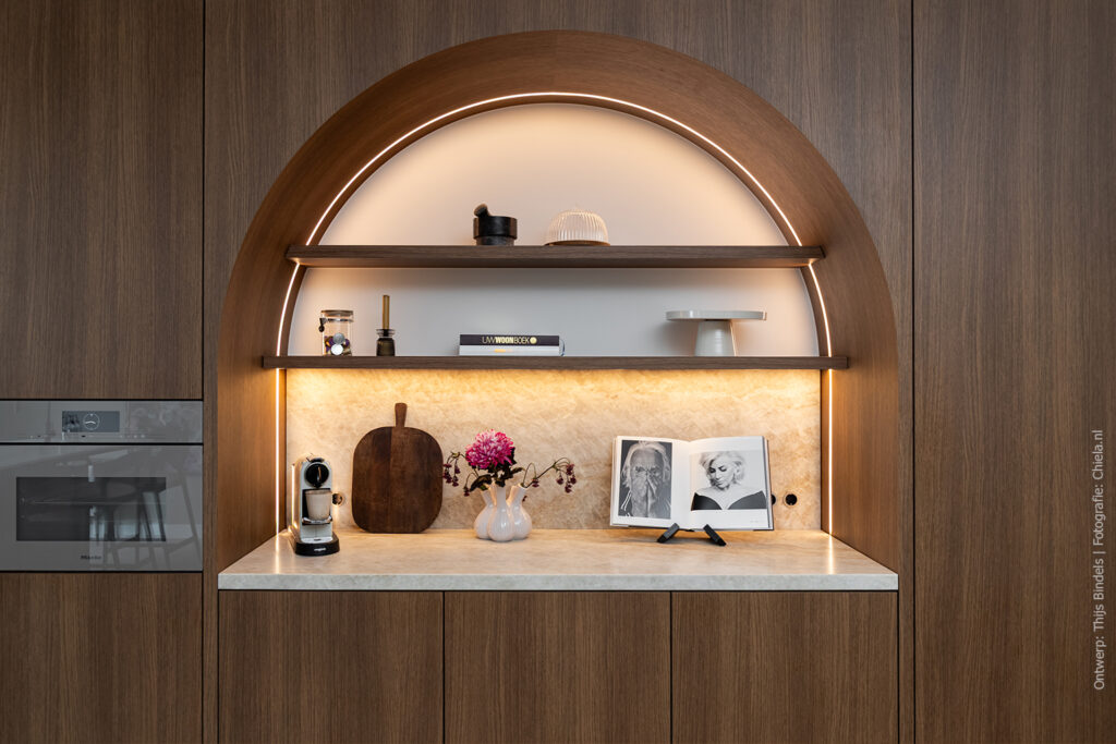 Detailfoto van keukenwand in klassiek bruin S185 Quercia van Cleaf