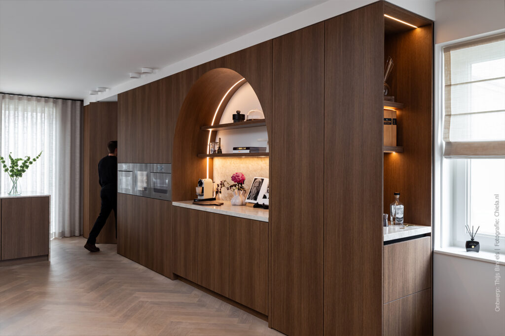 Keukenwand met fineeruitstraling in klassiek bruin S185 Quercia van Cleaf