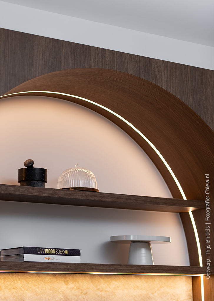 Detailfoto van keukenwand in klassiek bruin S185 Quercia van Cleaf.