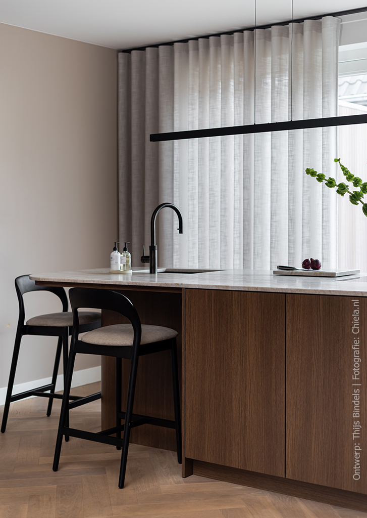 Detailfoto van kookeiland in klassiek bruin S185 Quercia van Cleaf