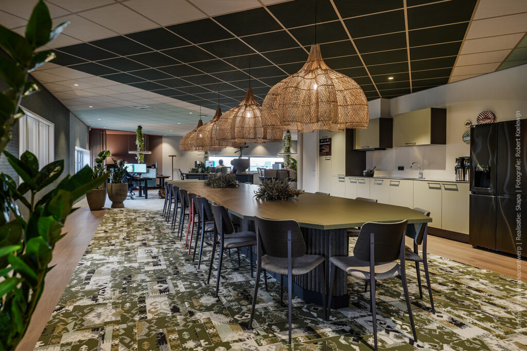 Lange vergadertafel in kantoortuin afgewerkt in UB54 Primofiore met een leerachtige structuur in legergroene tint