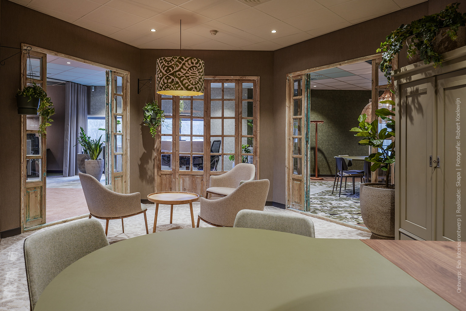 Bureau in kantoortuin afgewerkt in UB54 Primofiore met een leerachtige structuur in legergroene tint