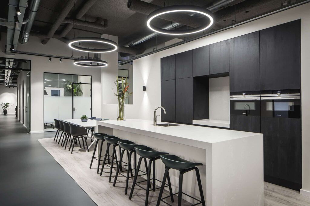 Sjoer Korevaar keuken en bar met Metallic en Sable