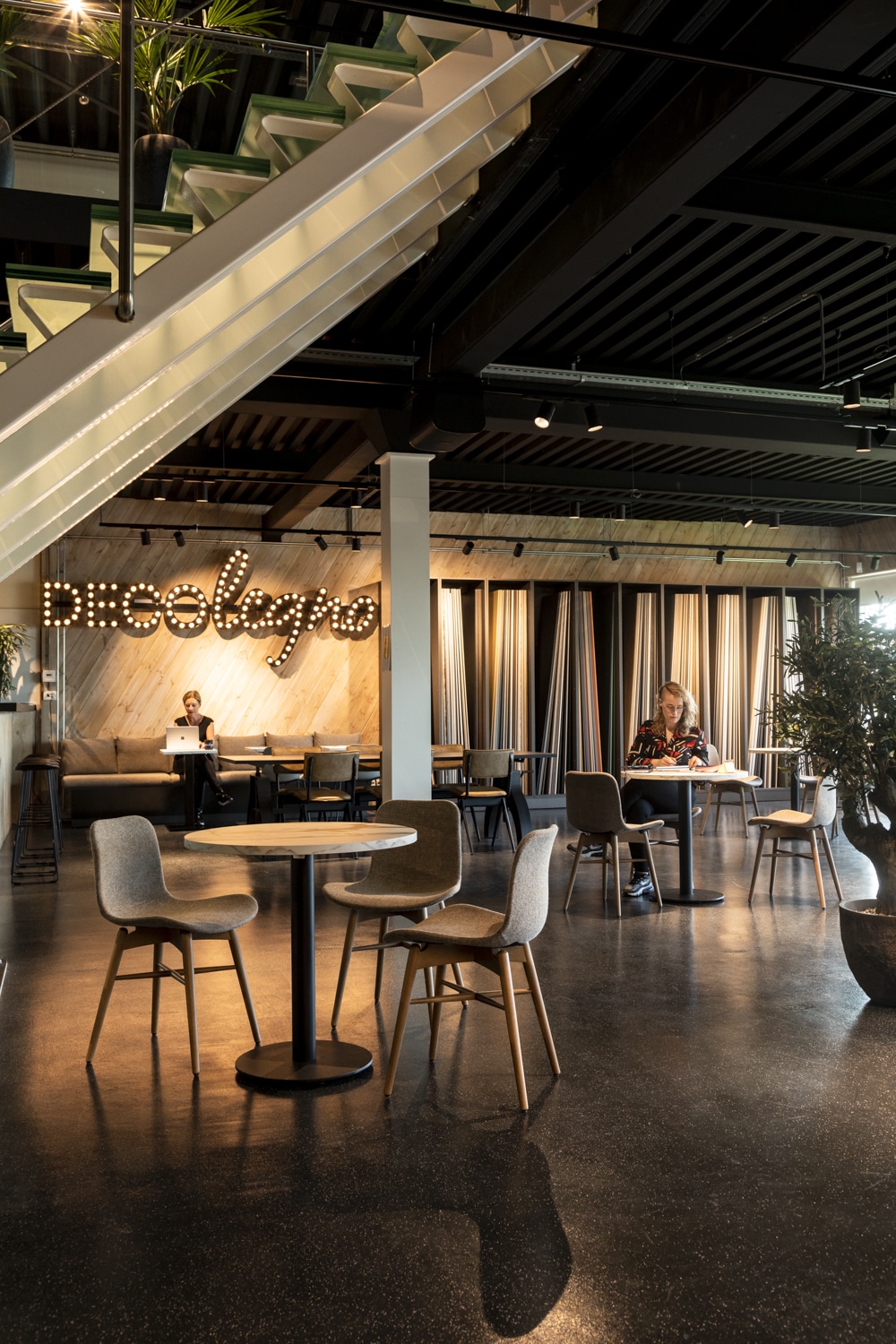Werkcafé in showroom Wormerveer