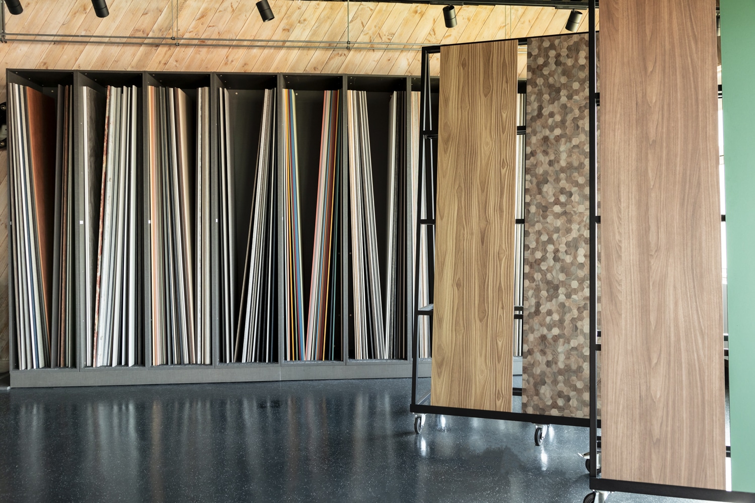 Grote panelen decoratief plaatmateriaal in showroom