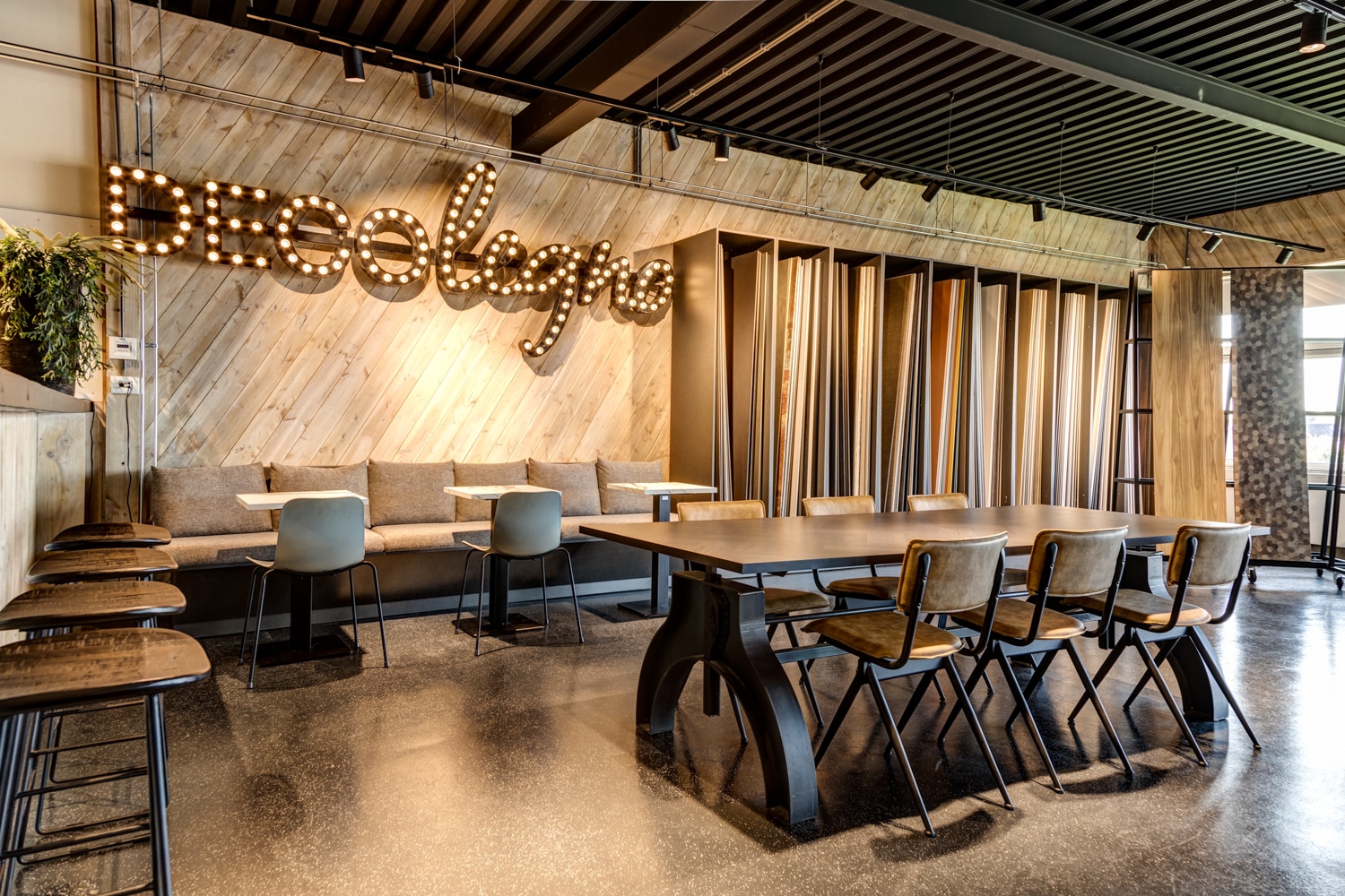 Werkcafé en overzicht showroom DecoLegno Wormerveer