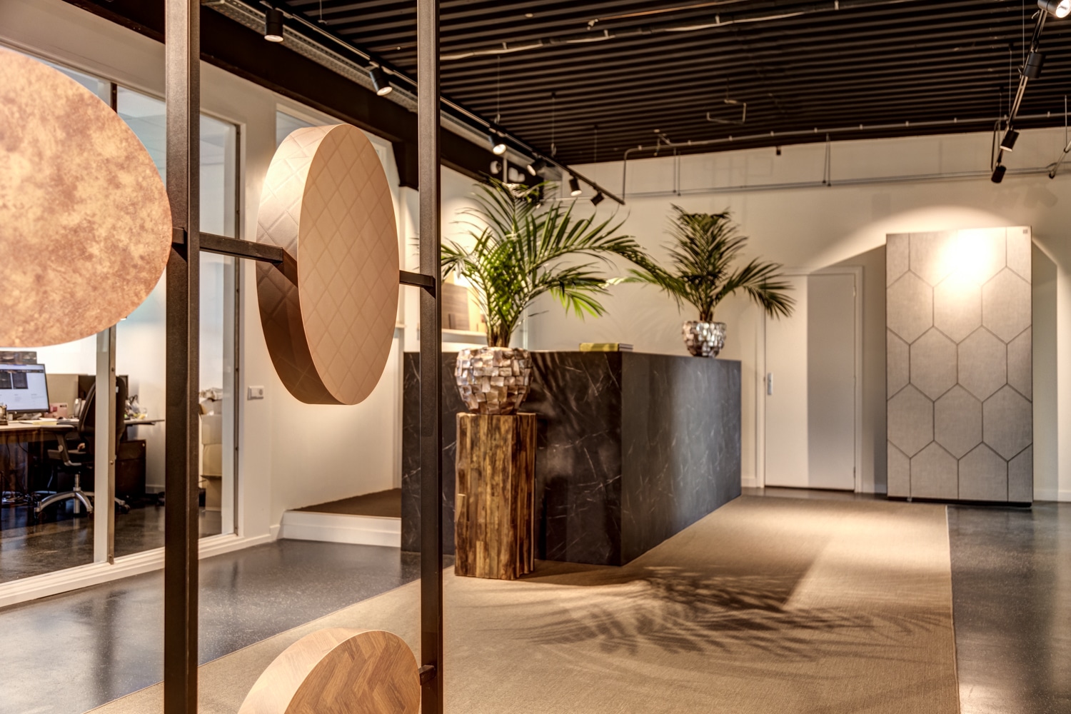Entree showroom DecoLegno Wormerveer