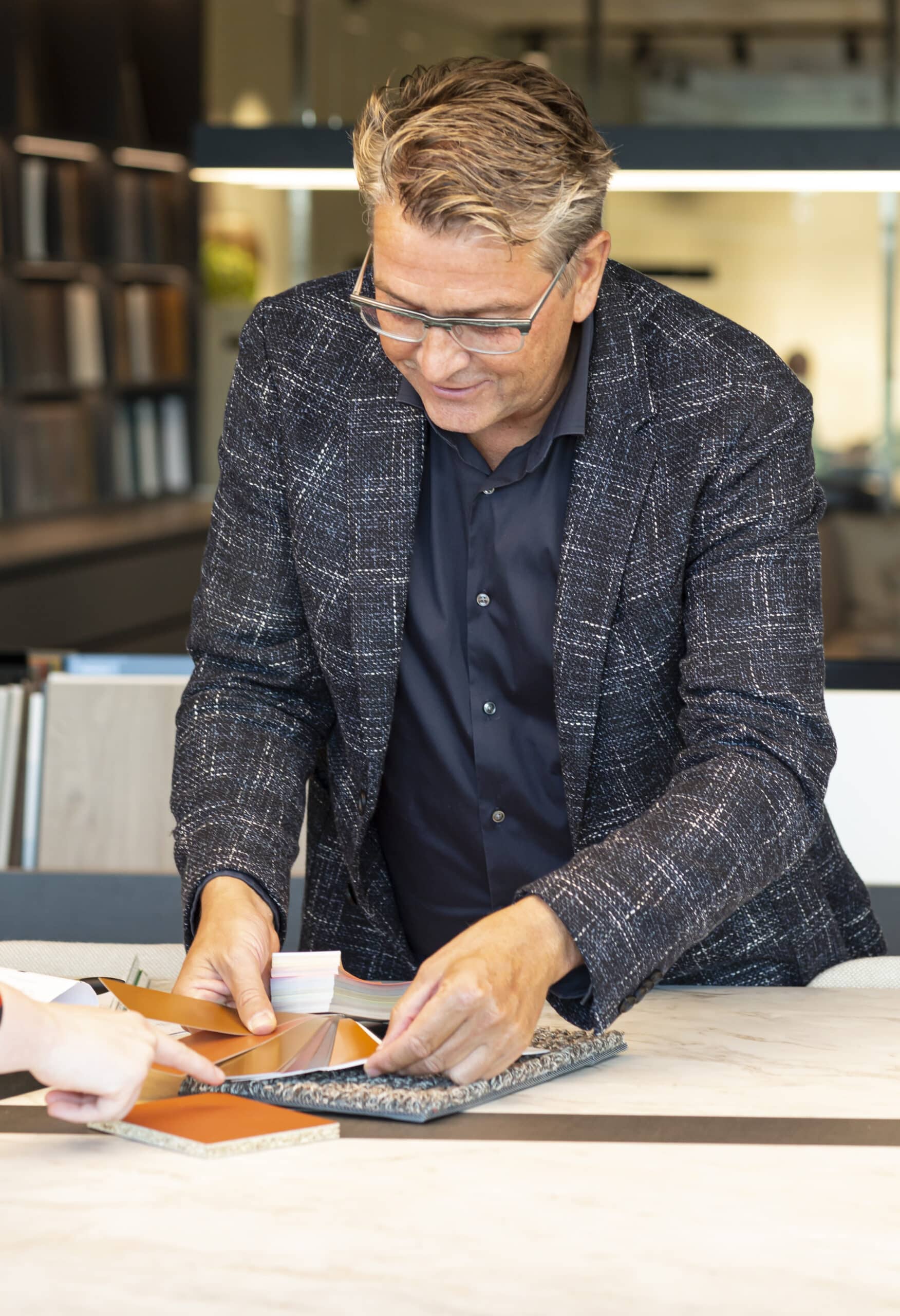 Patrick Leering in showroom DecoLegno Wormerveer