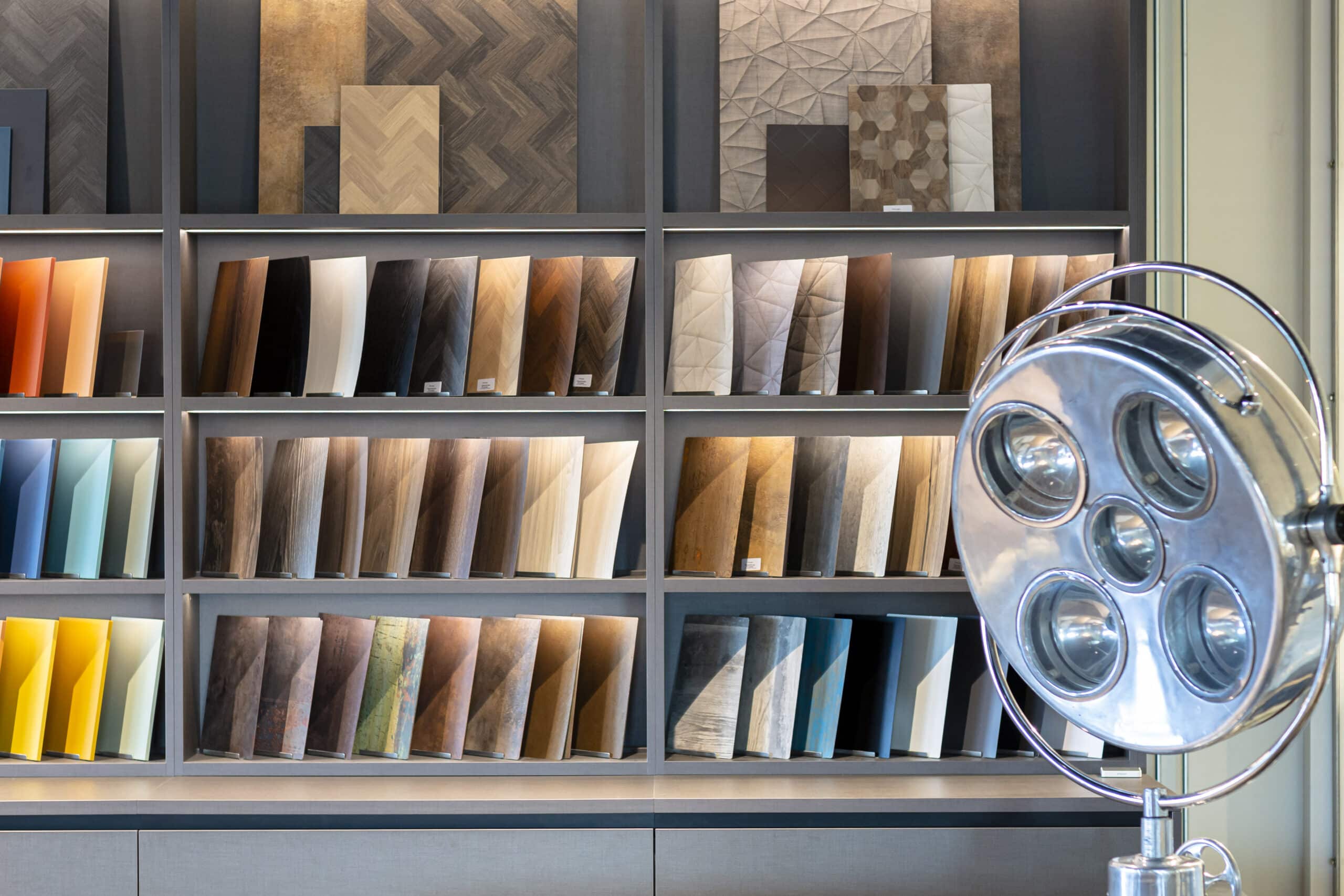 Stalen in showroom Wormerveer