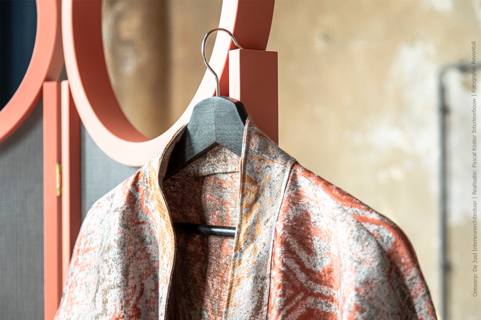 Prachtige kimono in kleurrijke stof