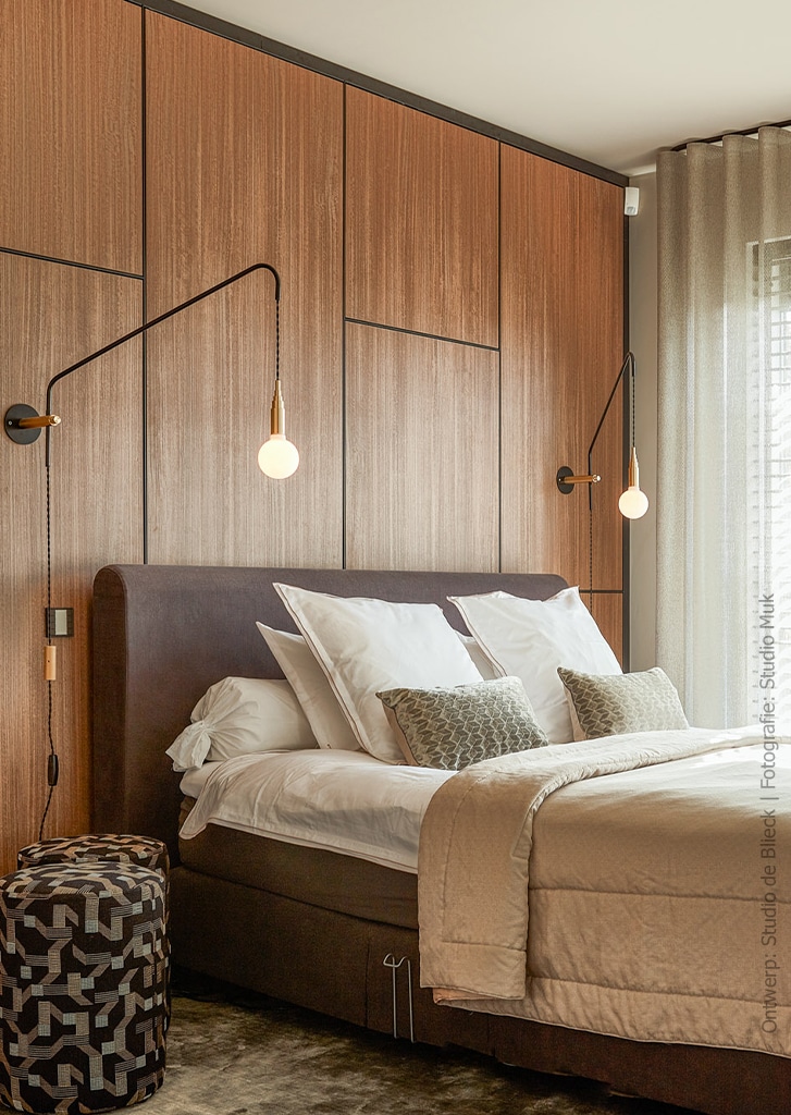 Eigentijdse hotelsfeer met houten achterwand
