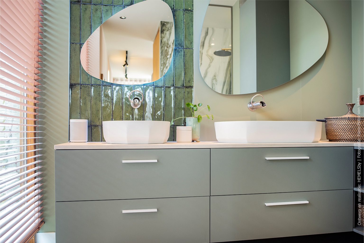 Badkamer in lichtgroen UB25 Ovatta met twee spiegels
