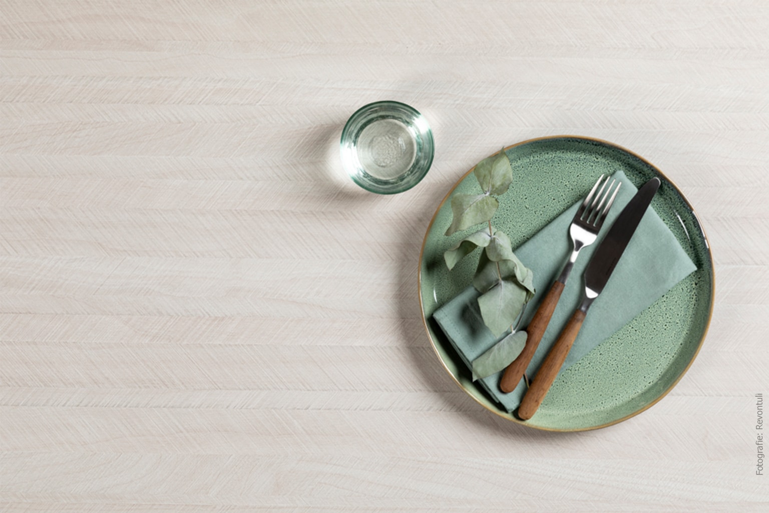 Tafel in Dandy Wood met bord en bestek