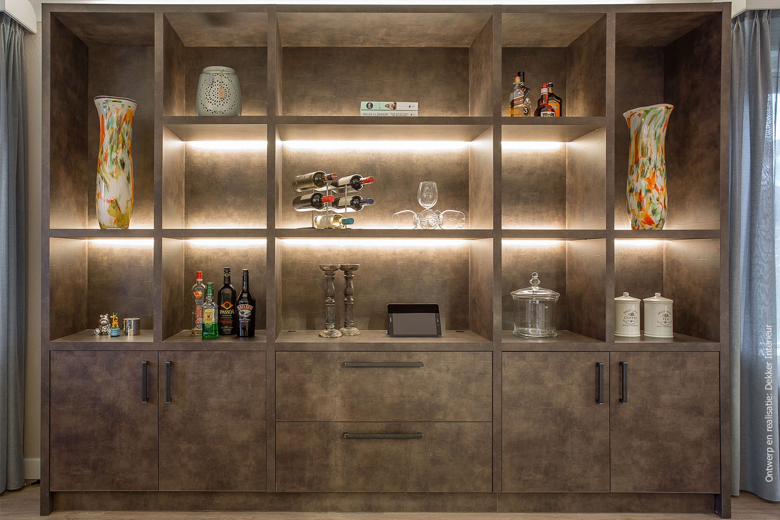 luxe wandkast gemaakt van decoratief plaatmateriaal