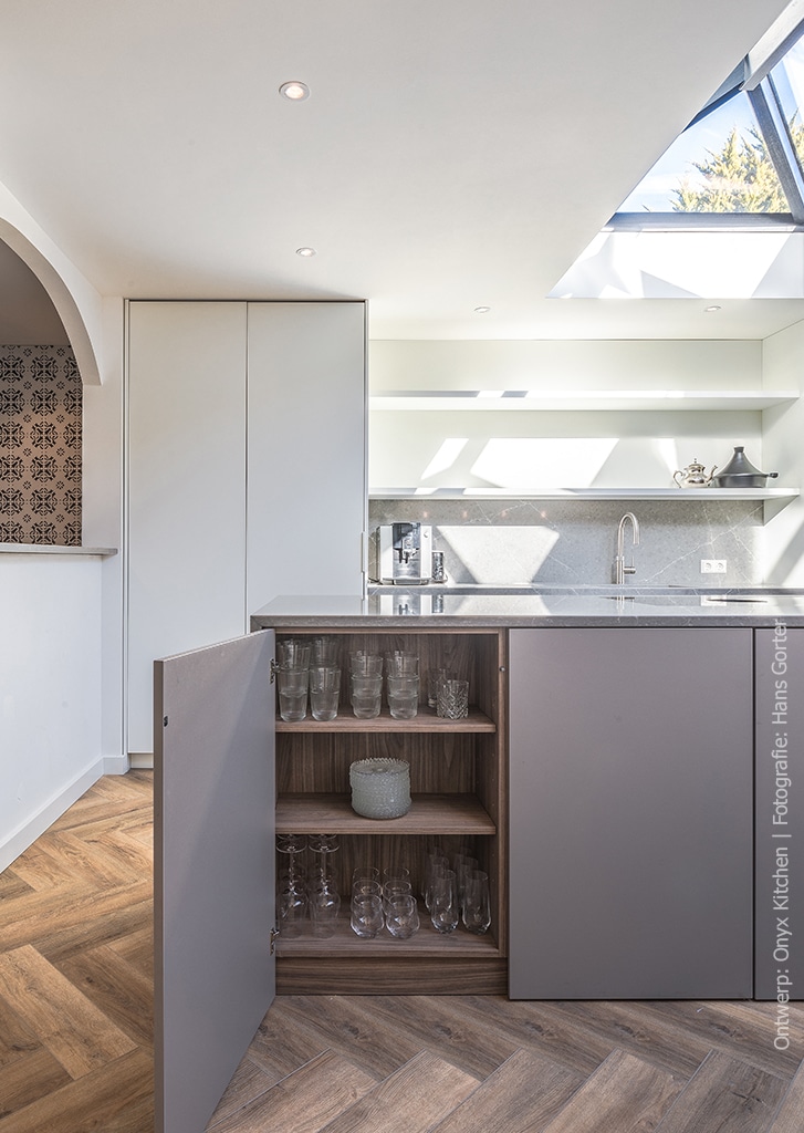 Keukenkast met geopende deur uitgevoerd in decoratief plaatmateriaal