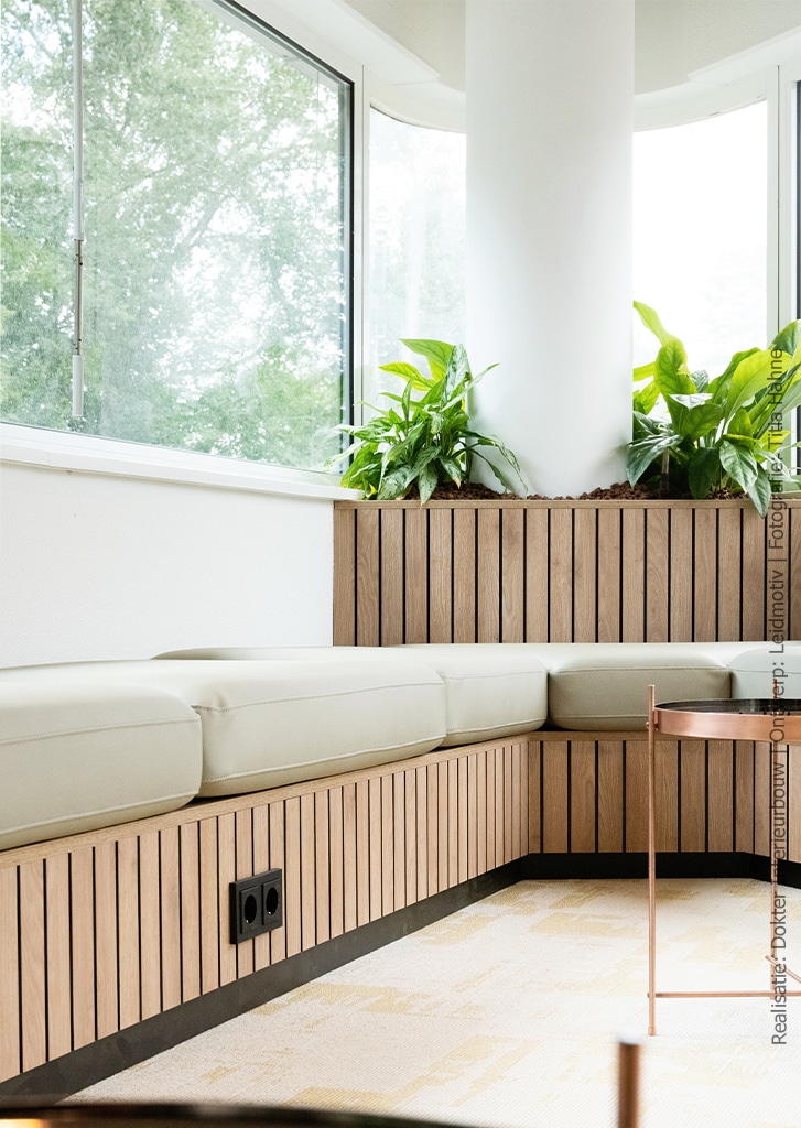 Ontspannen houten zitelementen in modern kantoor