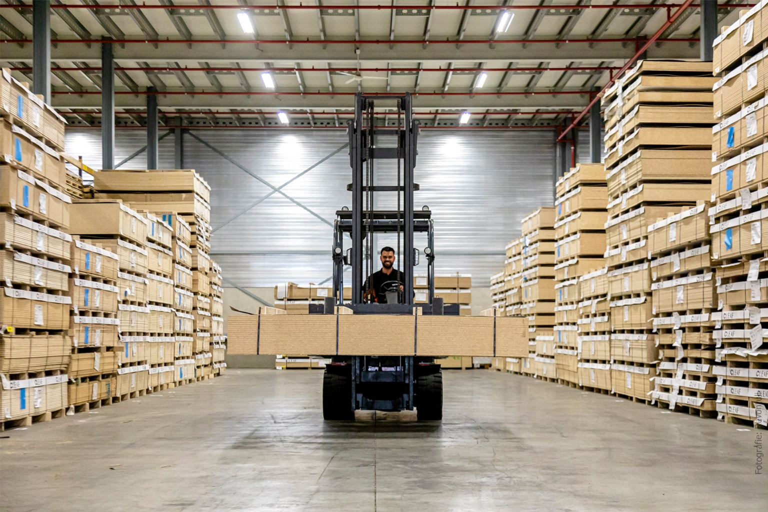 Magazijn van Wetron met heftruc